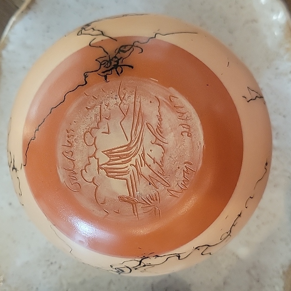 Small Signed Navajo Horsehair Etched Sgraffito vase pot - Picture 4 of 9